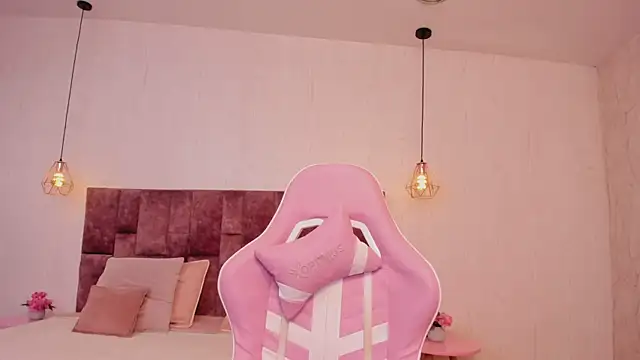 Snapshot of BellaClarck chatting on November 2025 10:13:02 PM BellaClarck online show from November 2025 10:13:02 PM