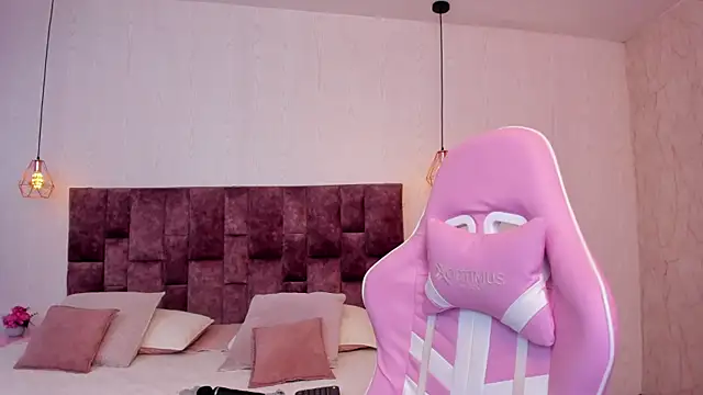 Snapshot of BellaClarck chatting on September 2025 08:33:01 PM BellaClarck online show from September 2025 08:33:01 PM