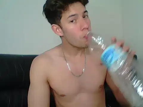 Maxtaylor18 online show from November 2025 11:52:02 PM