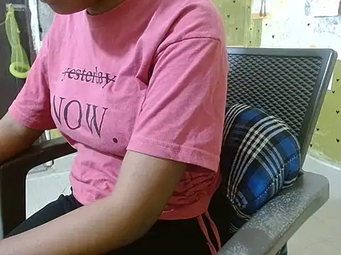 Snapshot of shallyji chatting on October 2025 02:09:01 AM shallyji online show from October 2025 02:09:01 AM