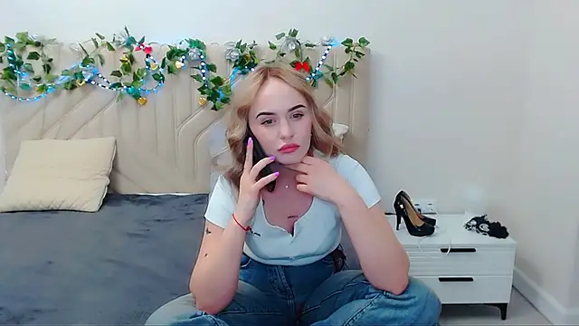 Snapshot of LiluMoon__ chatting on April 2026 05:30:01 PM LiluMoon online show from April 2026 05:30:01 PM