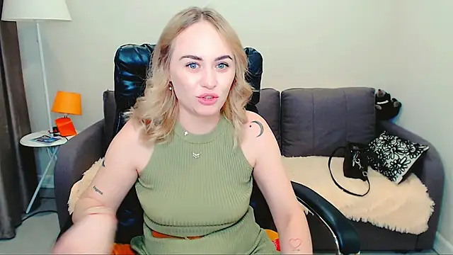 Snapshot of LiluMoon__ chatting on June 2026 04:29:02 PM LiluMoon online show from June 2026 04:29:02 PM