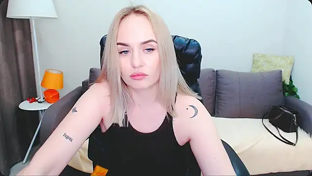 Snapshot of LiluMoon__ chatting on April 2026 04:25:01 PM LiluMoon online show from April 2026 04:25:01 PM