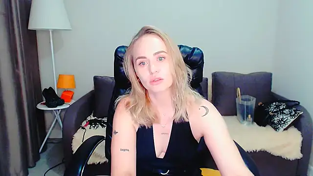 Snapshot of LiluMoon__ chatting on July 2026 06:05:01 PM LiluMoon online show from July 2026 06:05:01 PM