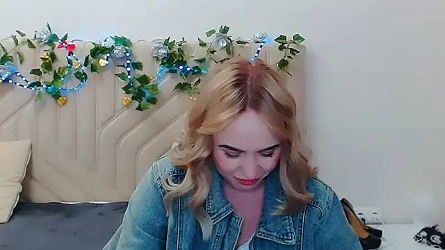 Snapshot of LiluMoon__ chatting on April 2026 04:33:02 PM LiluMoon online show from April 2026 04:33:02 PM