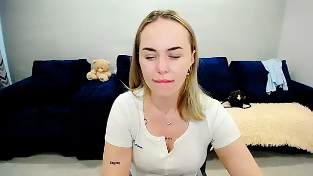Snapshot of LiluMoon__ chatting on May 2026 06:21:02 AM LiluMoon online show from May 2026 06:21:02 AM