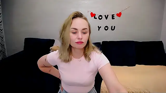 Snapshot of LiluMoon__ chatting on May 2026 02:56:01 PM LiluMoon online show from May 2026 02:56:01 PM