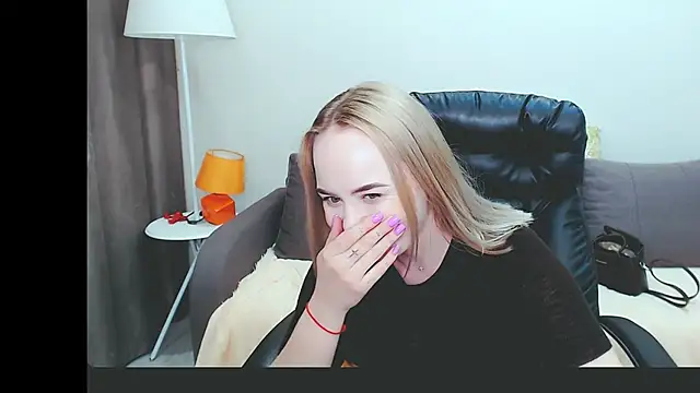 Snapshot of LiluMoon__ chatting on April 2026 04:44:01 PM LiluMoon online show from April 2026 04:44:01 PM