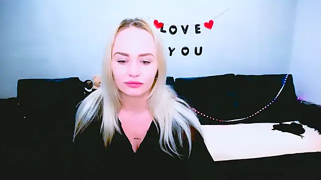 Snapshot of LiluMoon__ chatting on April 2026 06:42:01 AM LiluMoon online show from April 2026 06:42:01 AM