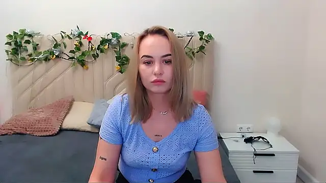 Snapshot of LiluMoon__ chatting on May 2026 11:29:02 AM LiluMoon online show from May 2026 11:29:02 AM