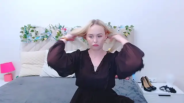 Snapshot of LiluMoon__ chatting on April 2026 04:02:01 PM LiluMoon online show from April 2026 04:02:01 PM