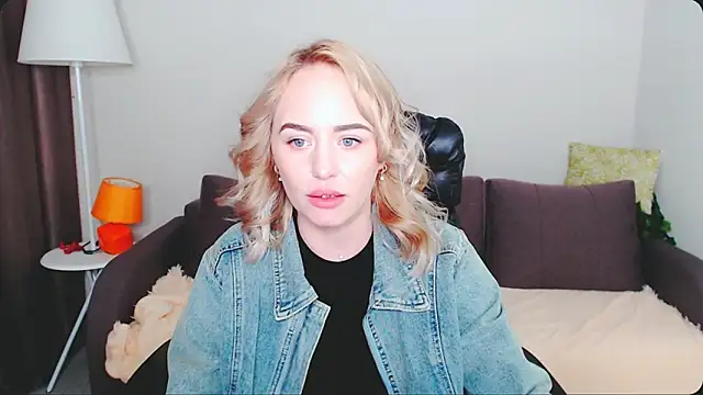 Snapshot of LiluMoon__ chatting on May 2026 04:12:01 PM LiluMoon online show from May 2026 04:12:01 PM