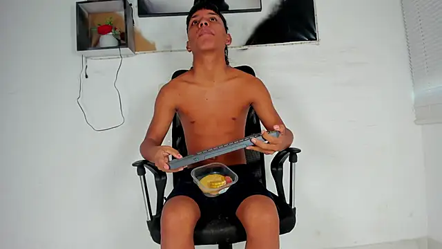 tyler twink boy online show from November 2025 12:31:02 PM