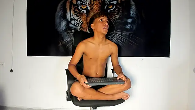 Snapshot of tyler_twink_boy chatting on June 2026 01:56:02 PM tyler twink boy online show from June 2026 01:56:02 PM