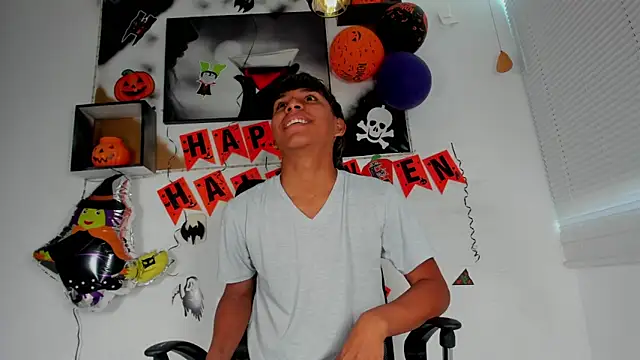 tyler twink boy online show from November 2025 01:05:02 PM