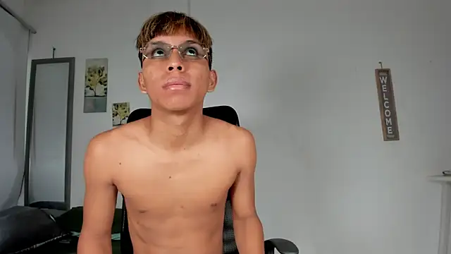 Snapshot of tyler_twink_boy chatting on May 2026 01:08:02 PM tyler twink boy online show from May 2026 01:08:02 PM