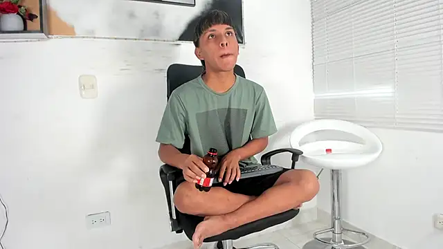 tyler twink boy online show from September 2025 01:06:02 PM