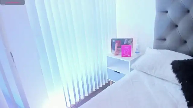 Snapshot of VictoriaParkeer chatting on November 2025 11:43:02 AM VictoriaParkeer online show from November 2025 11:43:02 AM