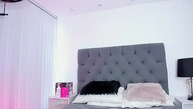 Snapshot of VictoriaParkeer chatting on February 2026 12:12:01 PM VictoriaParkeer online show from February 2026 12:12:01 PM