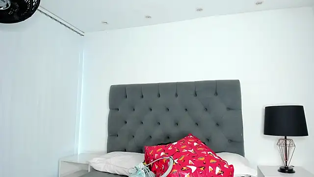 Snapshot of VictoriaParkeer chatting on April 2026 11:16:02 AM VictoriaParkeer online show from April 2026 11:16:02 AM