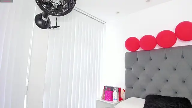 Snapshot of VictoriaParkeer chatting on February 2026 12:13:02 PM VictoriaParkeer online show from February 2026 12:13:02 PM