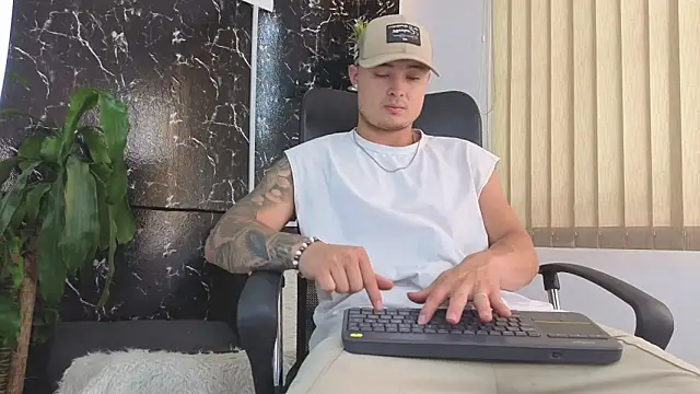 Snapshot of Alexander_ferre chatting on April 2026 01:48:01 PM Alexander ferre online show from April 2026 01:48:01 PM