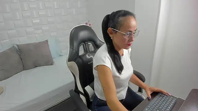 Snapshot of yulitza1025 chatting on November 2025 01:11:01 PM yulitza1025 online show from November 2025 01:11:01 PM