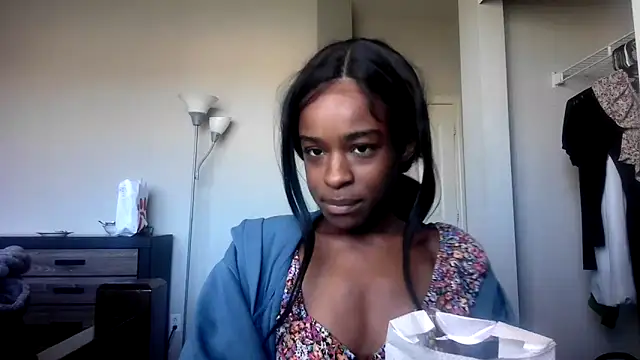 Marlowlovee online show from October 2025 05:25:02 PM