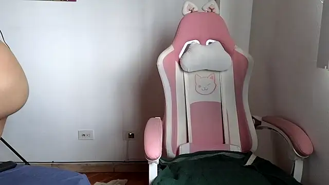 Snapshot of Crystal_Star_ chatting on November 2025 05:06:02 PM Crystal Star online show from November 2025 05:06:02 PM