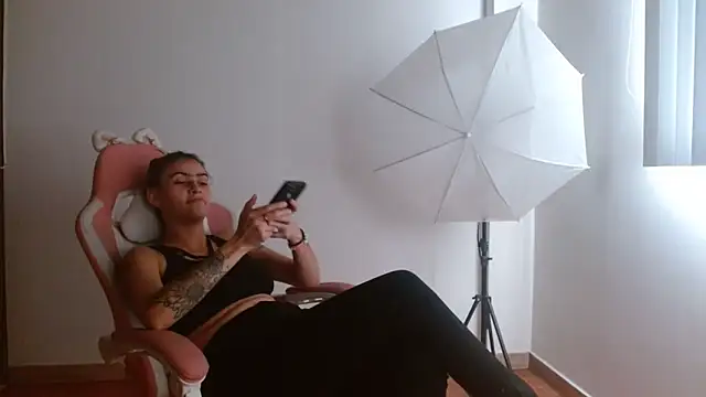 Snapshot of Crystal_Star_ chatting on December 2025 08:04:02 PM Crystal Star online show from December 2025 08:04:02 PM