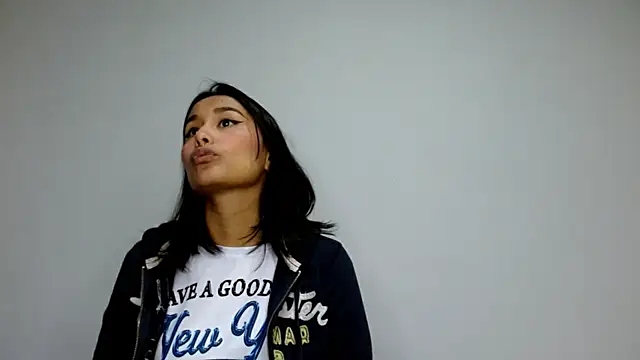 Snapshot of Gia_Lee chatting on October 2025 03:19:01 AM Gia Lee online show from October 2025 03:19:01 AM