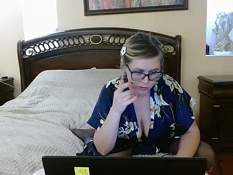 Crystal00Girl online show from November 2025 07:39:01 PM