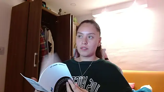 Snapshot of madissooon__ chatting on November 2025 04:05:02 AM madissooon online show from November 2025 04:05:02 AM