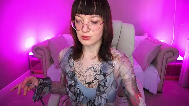 Snapshot of Pixie_Peachh chatting on November 2025 07:02:01 AM Pixie Peachh online show from November 2025 07:02:01 AM