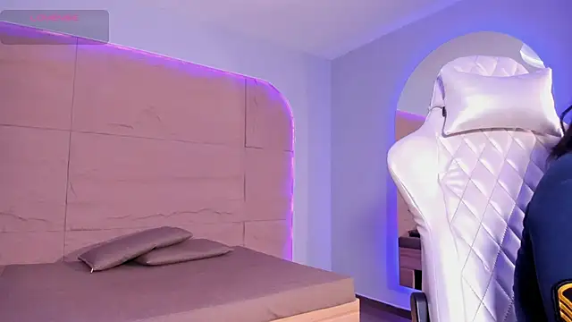 HannahMontgomery online show from November 2025 04:40:02 PM