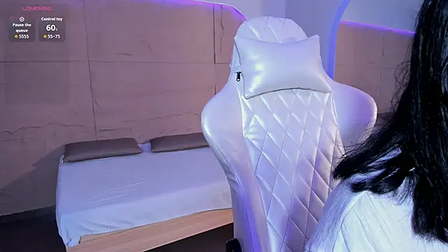 HannahMontgomery online show from December 2025 04:17:01 PM