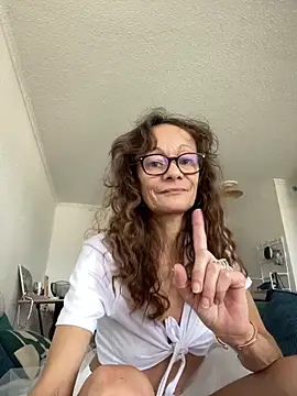 Chris06d22xh online show from November 2025 01:04:02 PM