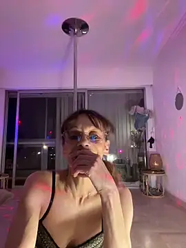 Chris06d22xh online show from April 2026 07:53:01 PM