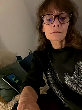 Chris06d22xh online show from October 2025 07:03:01 PM