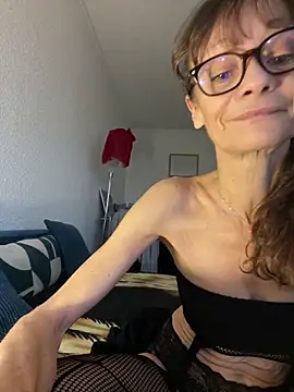 Chris06d22xh online show from December 2025 04:01:02 PM