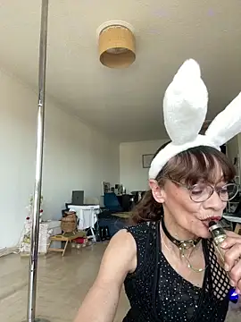 Chris06d22xh online show from April 2026 02:13:01 PM