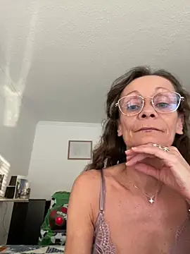 Chris06d22xh online show from July 2026 06:33:01 PM