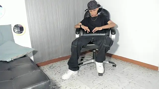Snapshot of Daddy_Darcks chatting on September 2025 08:00:01 PM Daddy Darcks online show from September 2025 08:00:01 PM