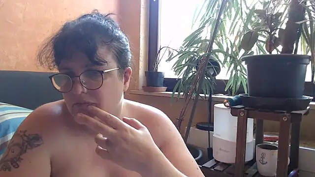 Snapshot of ladyfrombonn chatting on June 2026 01:39:02 PM ladyfrombonn online show from June 2026 01:39:02 PM