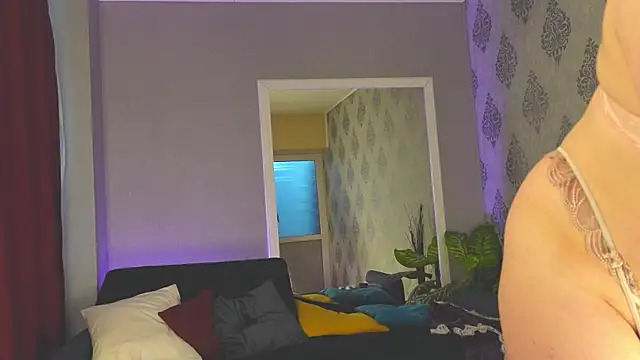Snapshot of PeachyPixiee chatting on May 2026 07:06:01 AM PeachyPixiee online show from May 2026 07:06:01 AM