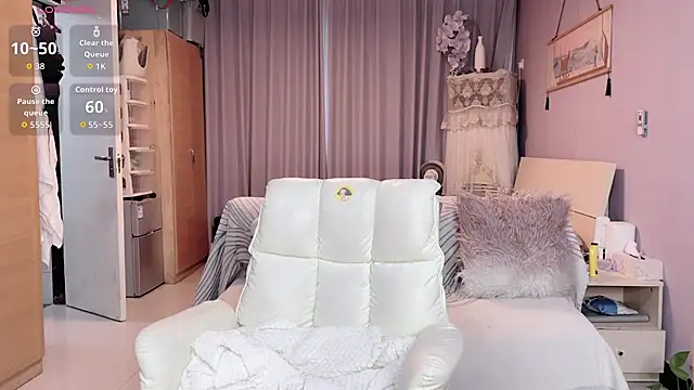 Snapshot of Y2Luvk chatting on October 2025 10:57:01 PM Y2Luvk online show from October 2025 10:57:01 PM