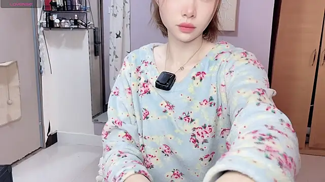 Snapshot of Y2Luvk chatting on December 2025 09:42:02 PM Y2Luvk online show from December 2025 09:42:02 PM