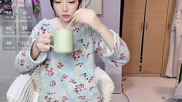 Snapshot of Y2Luvk chatting on November 2025 10:21:01 PM Y2Luvk online show from November 2025 10:21:01 PM