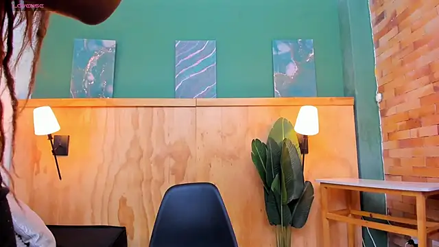 halleylorens online show from April 2026 07:28:02 PM