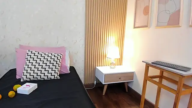 halleylorens online show from November 2025 07:06:01 PM